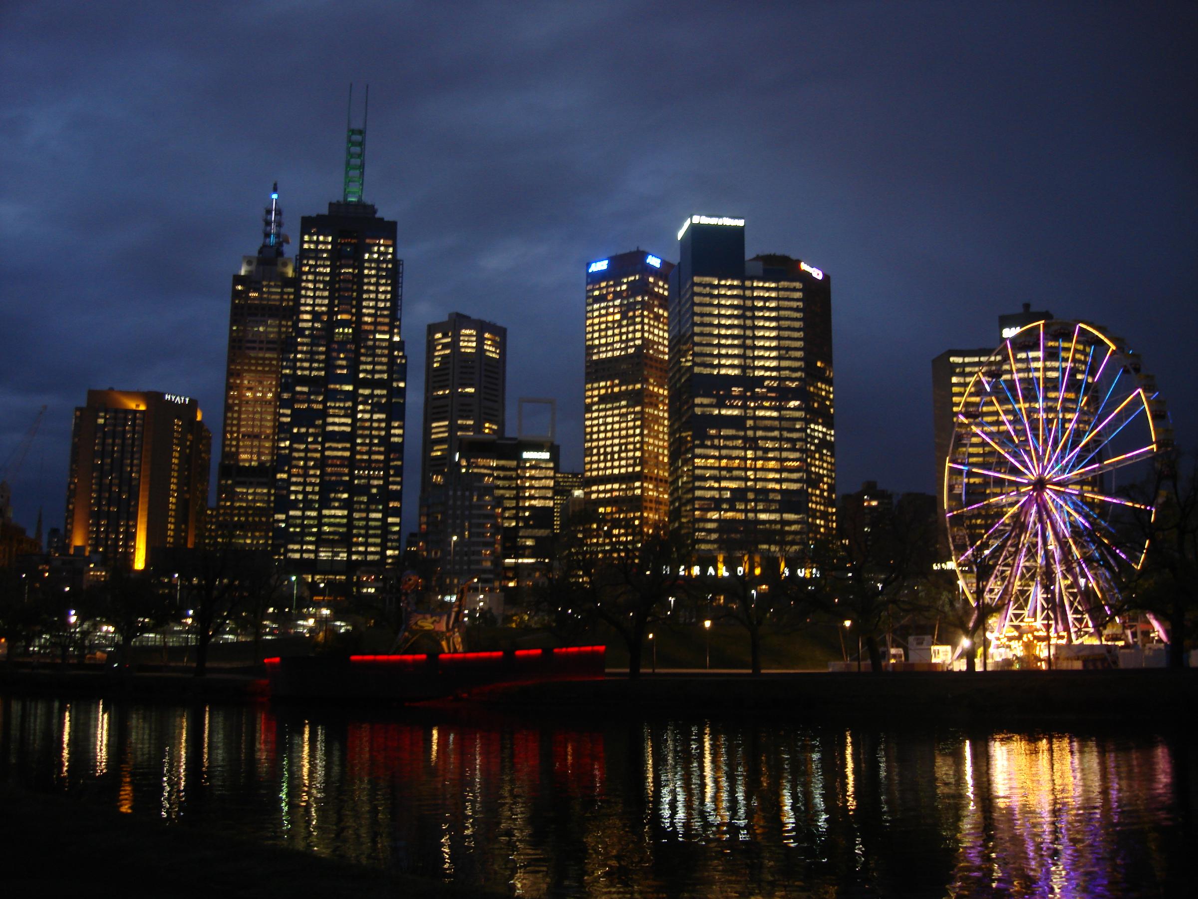 Melbourne_CBD_and_the_Yarra_river_at_dusk_-_Australia